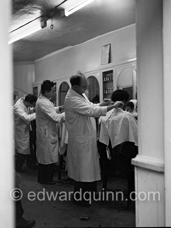 Hairdresser salon. London 1950 - Photo by Edward Quinn