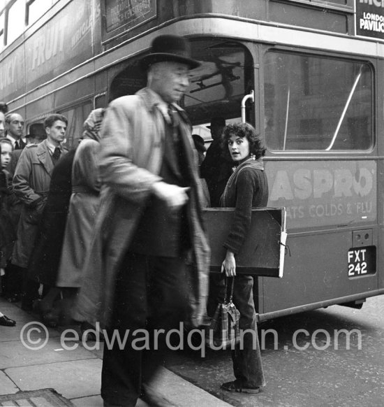 Art student. London 1950 - Photo by Edward Quinn