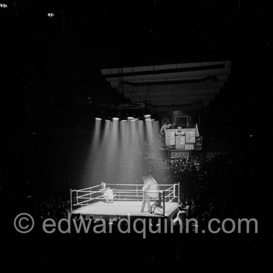 Boxing match at the Royal Albert Hall. London 1950. - Photo by Edward Quinn