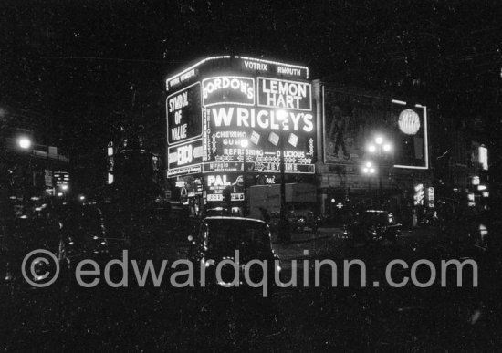 Piccadilly Circus. London 1956. - Photo by Edward Quinn