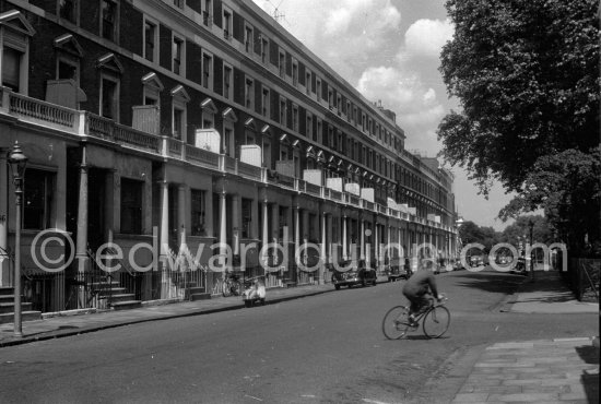 A square in London 1950. - Photo by Edward Quinn