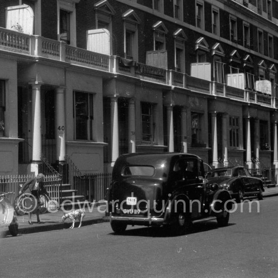 Wolseley Oxford Taxi. London 1950. - Photo by Edward Quinn