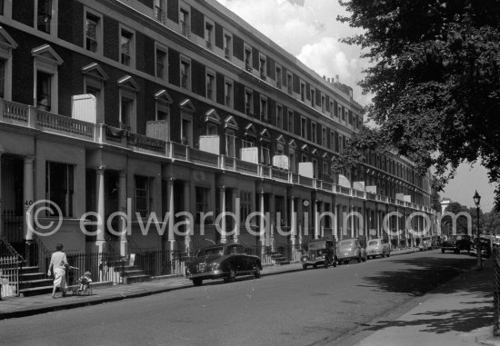 A square in London 1950. - Photo by Edward Quinn