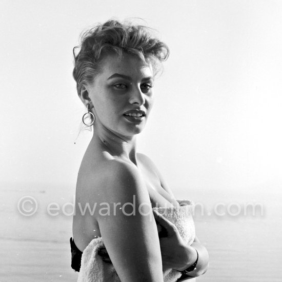 Sophia Loren on the balcony of Carlton Hotel, Cannes 1955. - Photo by Edward Quinn