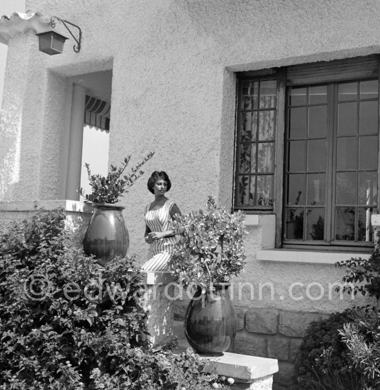 Sophia Loren on holiday in Saint-Tropez 1963. - Photo by Edward Quinn