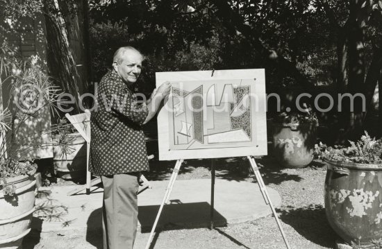 Alberto Magnelli in the garden of his studio La Ferrage, Plan-de-Grasse 1957. - Photo by Edward Quinn