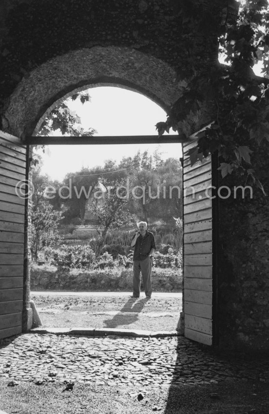 Alberto Magnelli in the garden of his studio La Ferrage, Plan-de-Grasse 1957. - Photo by Edward Quinn