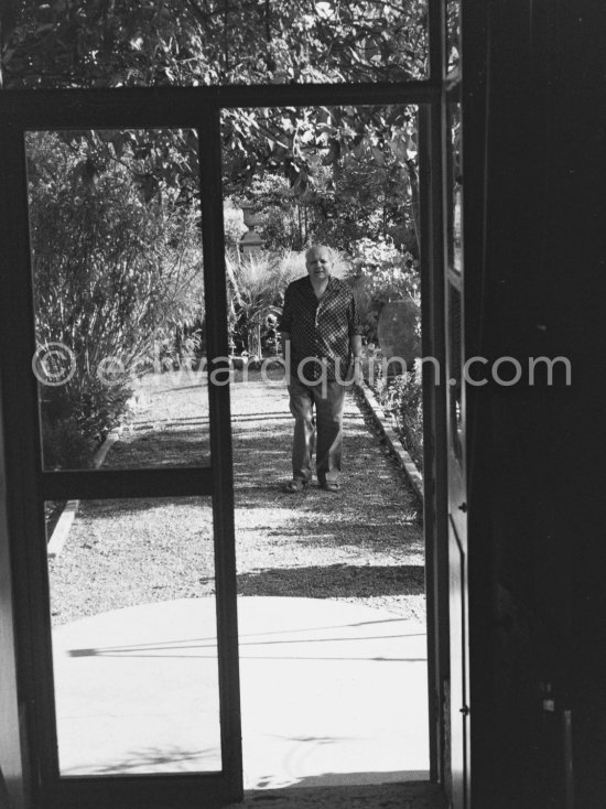 Alberto Magnelli in the garden of his studio La Ferrage, Plan-de-Grasse 1957. - Photo by Edward Quinn