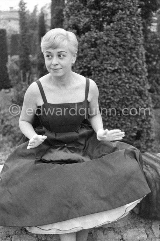 Giulietta Masina at La Napoule 1957. - Photo by Edward Quinn