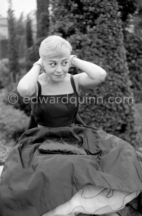 Giulietta Masina at La Napoule 1957. - Photo by Edward Quinn