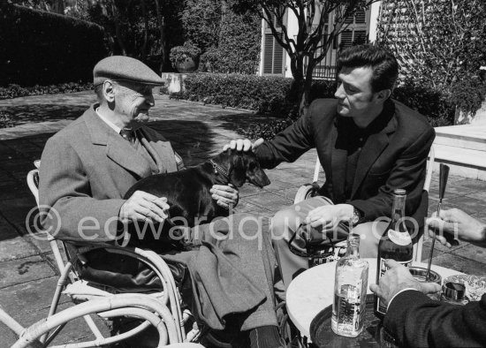 Visit of Laurence Harvey to Somerset Maugham before working in “Of Human Bondage” film. With Maugham\'s dog George. Villa Mauresque, Saint-Jean-Cap-Ferrat 1963. - Photo by Edward Quinn