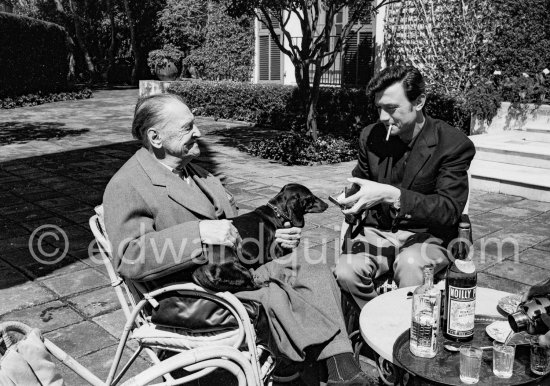 Visit of Laurence Harvey to Somerset Maugham before working in “Of Human Bondage” film. Villa Mauresque, Saint-Jean-Cap-Ferrat 1963. - Photo by Edward Quinn