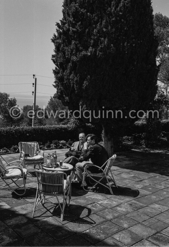 Visit of Laurence Harvey to Somerset Maugham before working in “Of Human Bondage” film. Villa Mauresque, Saint-Jean-Cap-Ferrat 1963. - Photo by Edward Quinn