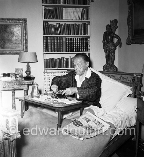 Breakfast in bed. Somerset Maugham at his Villa Mauresque. Saint-Jean-Cap-Ferrat 1954 - Photo by Edward Quinn