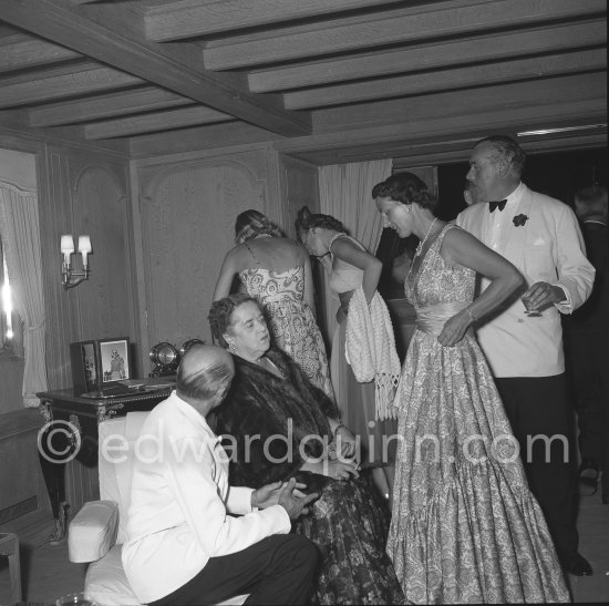 American gossip columnist Elsa Maxwell on board Onassis\' yacht Christina. Monaco harbor 1954. - Photo by Edward Quinn