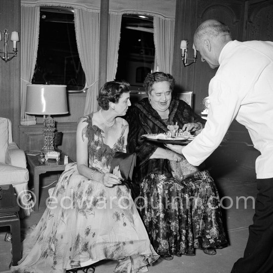 American gossip columnist Elsa Maxwell on board Onassis\' yacht Christina. Monaco harbor 1954. - Photo by Edward Quinn