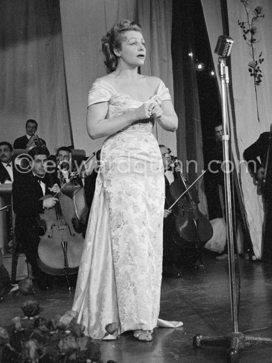 Elfie Mayerhofer flew specially from Vienna Opera House to sing Viennese waltz melodies during the gala. "Bal de la Rose" gala dinner at the International Sporting Club in Monte Carlo, 1956. - Photo by Edward Quinn