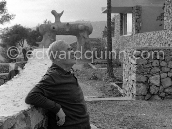 Joan Miró in the gardens of Musée Maeght. In the background the sculpture "L'Arc" ("The Arch"). Saint-Paul-de-Vence 1964. - Photo by Edward Quinn