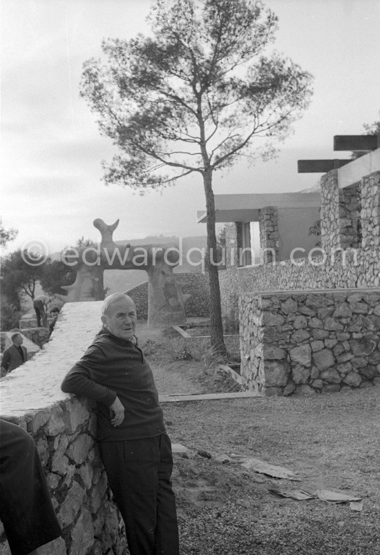 Joan Miró ain the gardens of Musée Maeght. Background: Arch at the Fondation Maeght. Saint-Paul-de-Vence 1964. - Photo by Edward Quinn