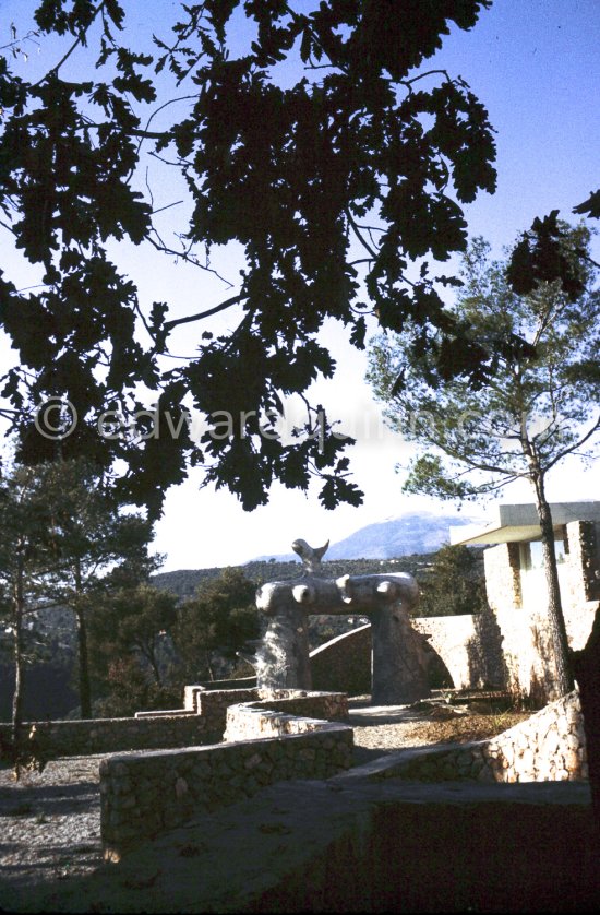 Joan Miró, "L\'Arc" ("The Arch"), 1963. At the Fondation Maeght, Saint-Paul-de-Vence 1964. - Photo by Edward Quinn