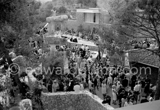 Inauguration of the Fondation Maeght. With Miró's sculpture "L'Arc" ("The Arch"). Saint-Paul-de-Vence 1964. - Photo by Edward Quinn