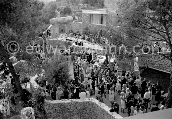 Inauguration of the Fondation Maeght. With Miró\'s sculpture "L\'Arc" ("The Arch"). Saint-Paul-de-Vence 1964. - Photo by Edward Quinn
