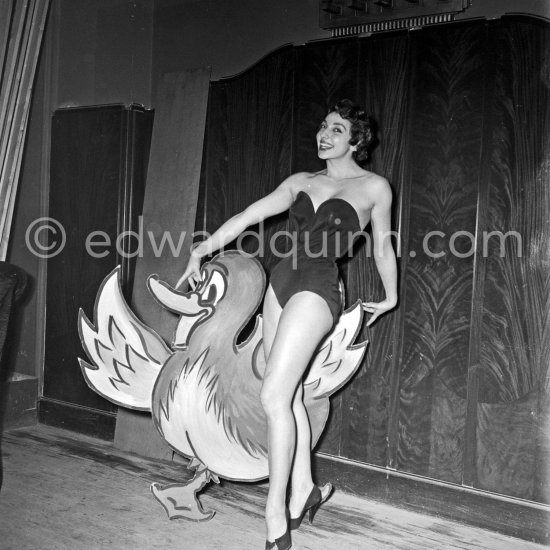 At the "Miss France" beauty contest, beauty queen Claude Renault in good humour. Nice 1955. - Photo by Edward Quinn