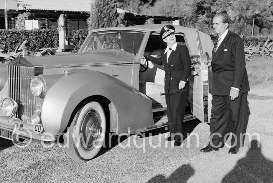 La Môme Moineau (the kid sparrow), "the richest woman of the Côte d\'Azur", former flower seller, with her husband Mr. Benítez-Rexach, Dominican ship business millionaire. Cannes Airport 1954. Car: 1948 Rolls-Royce Silver Wraith, #LWAB63, 1950 Drophead Coupé Franay. Detailed info on this car by expert Klaus-Josef Rossfeldt see About/Additional Infos. - Photo by Edward Quinn