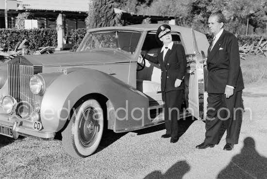 La Môme Moineau (the kid sparrow), "the richest woman of the Côte d\'Azur", former flower seller, with her husband Mr. Benítez-Rexach, Dominican ship business millionaire. Cannes Airport 1954. Car: 1948 Rolls-Royce Silver Wraith, #LWAB63, 1950 Drophead Coupé Franay. Detailed info on this car by expert Klaus-Josef Rossfeldt see About/Additional Infos. - Photo by Edward Quinn