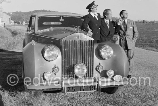 La Môme Moineau (the kid sparrow), "the richest woman of the Côte d\'Azur", former flower seller, with her husband Mr. Benítez-Rexach, Dominican ship business millionaire. On the right: O\'Dett, French cabaret entertainer. Cannes Airport 1954. Car: 1948 Rolls-Royce Silver Wraith, #LWAB63, 1950 Drophead Coupé Franay. Detailed info on this car by expert Klaus-Josef Rossfeldt see About/Additional Infos. - Photo by Edward Quinn