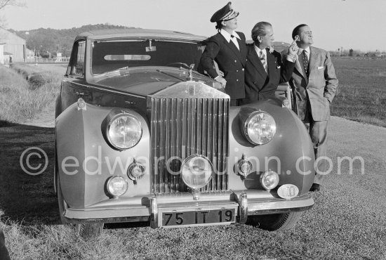La Môme Moineau (the kid sparrow), "the richest woman of the Côte d\'Azur", former flower seller, with her husband Mr. Benítez-Rexach, Dominican ship business millionaire. On the right: O\'Dett, French cabaret entertainer. Cannes Airport 1954. Car: 1948 Rolls-Royce Silver Wraith, #LWAB63, 1950 Drophead Coupé Franay. Detailed info on this car by expert Klaus-Josef Rossfeldt see About/Additional Infos. - Photo by Edward Quinn