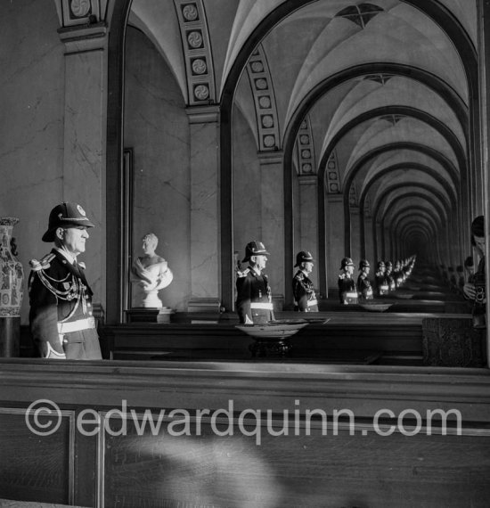 Monaco Palais 1954. Very far on the right: Edward Quinn with his Rolleiflex. - Photo by Edward Quinn