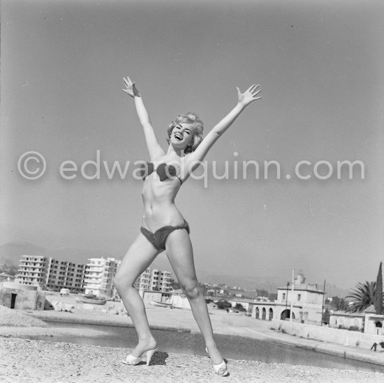 Anny Nelson ("Pin-up with Heart"), beauty queen "Miss Angora", enjoying a sunny moment at the beach. Nice 1959. - Photo by Edward Quinn