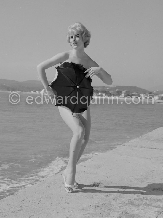 Anny Nelson ("Pin-up with Heart"), beauty queen "Miss Angora", enjoying a sunny moment at the beach. Nice 1959. - Photo by Edward Quinn