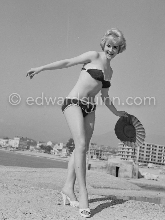 Anny Nelson ("Pin-up with Heart"), beauty queen "Miss Angora", enjoying a sunny moment at the beach. Nice 1959. - Photo by Edward Quinn