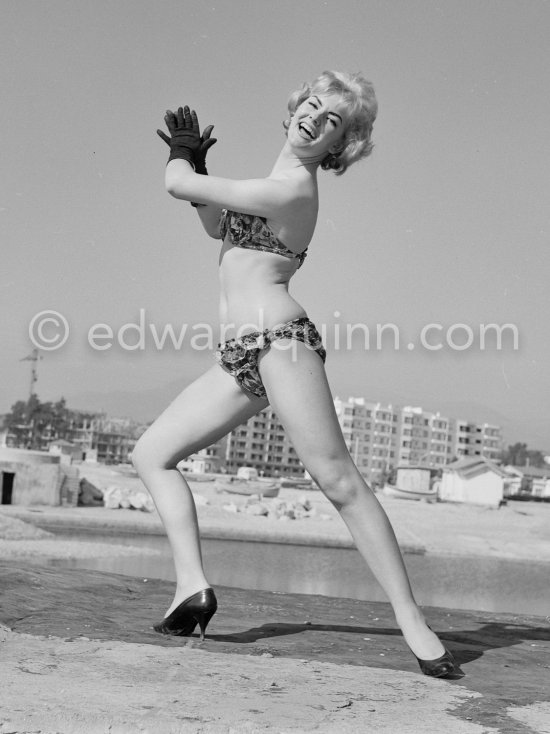 Anny Nelson ("Pin-up with Heart"), beauty queen "Miss Angora", enjoying a sunny moment at the beach. Nice 1959. - Photo by Edward Quinn