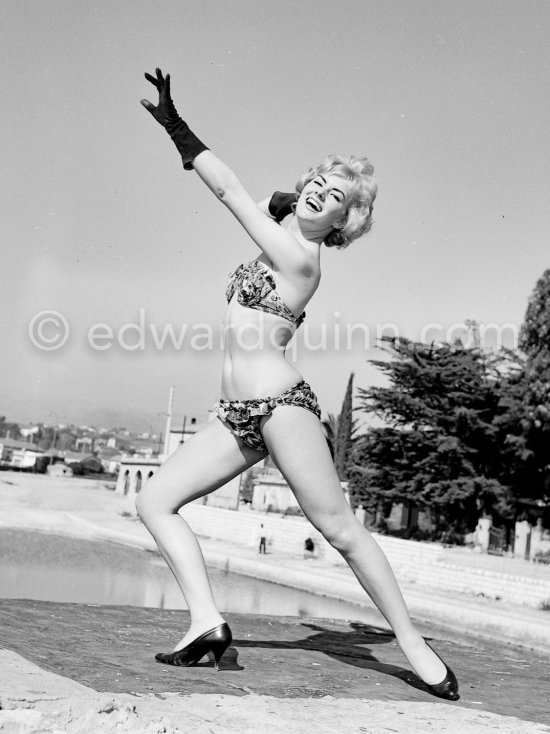 Anny Nelson ("Pin-up with Heart"), beauty queen "Miss Angora", enjoying a sunny moment at the beach. Nice 1959. - Photo by Edward Quinn