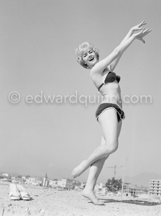 Anny Nelson ("Pin-up with Heart"), beauty queen "Miss Angora", enjoying a sunny moment at the beach. Nice 1959. - Photo by Edward Quinn