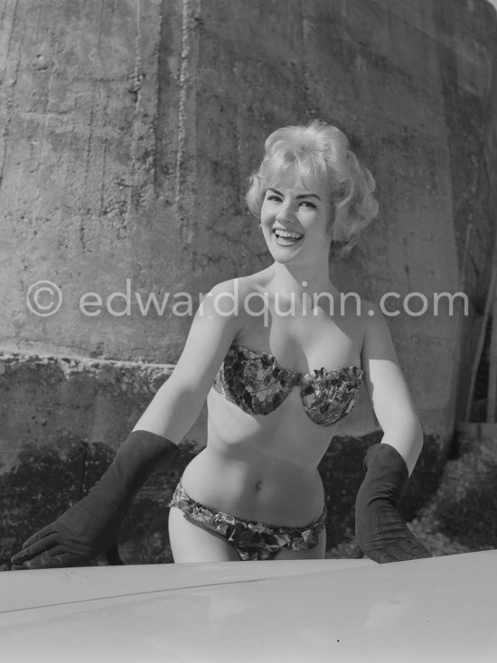 Anny Nelson ("Pin-up with Heart"), beauty queen "Miss Angora", enjoying a sunny moment at the beach. Nice 1959. - Photo by Edward Quinn