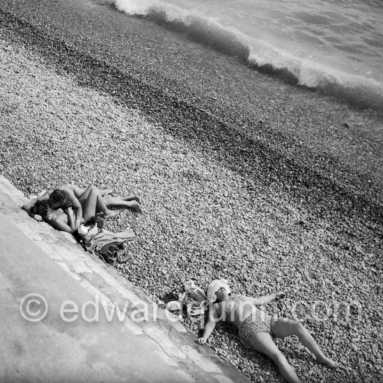 At the beach. Nice 1954 - Photo by Edward Quinn