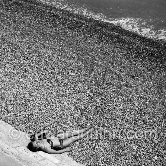 At the beach. Nice 1954 - Photo by Edward Quinn