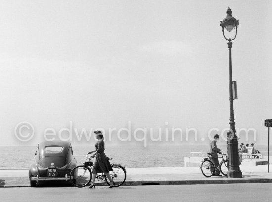 Quai des Etats Unis. Nice in the '50s. Car: Peugeot 204 - Photo by Edward Quinn