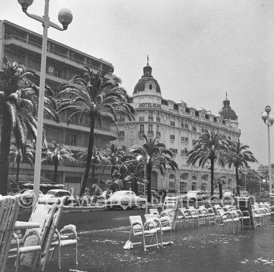 A rare view: Snow on the Promenade des Anglais. Hotel Ruhl. Nice 1956. - Photo by Edward Quinn