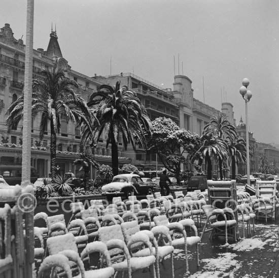 A rare view: Snow on the Promenade des Anglais. Casino du Palais de la Mediterranée. Nice 1955. - Photo by Edward Quinn