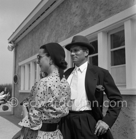 Sir Laurence Olivier and and his wife Vivien Leigh. Nice Airport 1953. - Photo by Edward Quinn