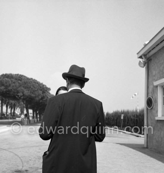 Sir Laurence Olivier and and his wife Vivien Leigh. Nice Airport 1953. - Photo by Edward Quinn