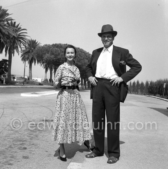 Sir Laurence Olivier and and his wife Vivien Leigh. Nice Airport 1953. - Photo by Edward Quinn