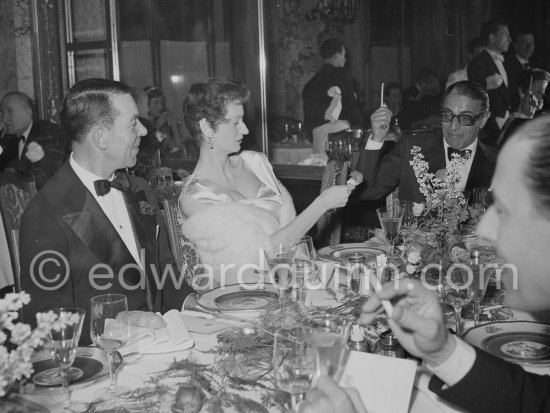 Aristotle Onassis and Gianni Agnelli\'s wife Marella, Princess Caracciolo, openimg a cracker. New Year’s Eve dinner. Monte Carlo 1953. - Photo by Edward Quinn