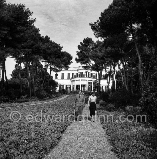 Aristotle and Tina Onassis. Château de la Croë. Cap d\'Antibes 1954. - Photo by Edward Quinn