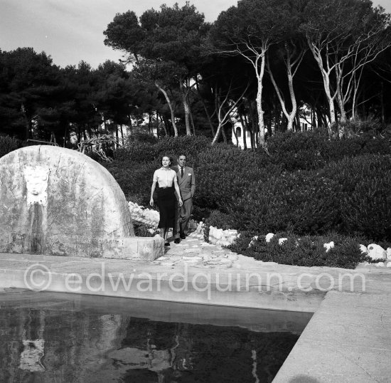 Aristotle and Tina Onassis. Château de la Croë. Cap d\'Antibes 1954. - Photo by Edward Quinn